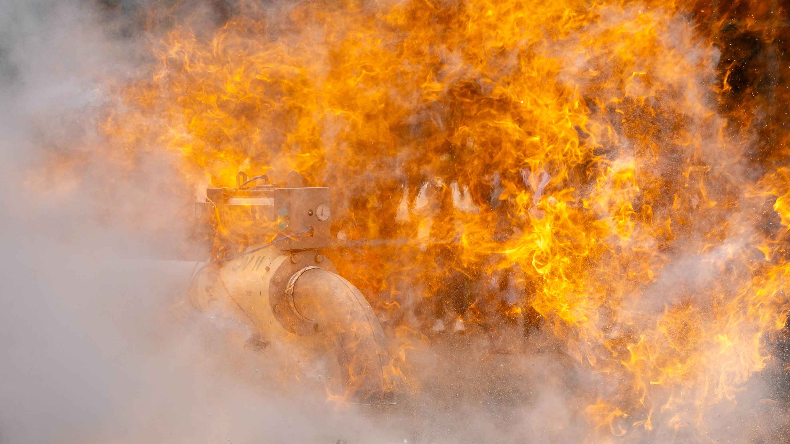 Großbrand an Industrieventil mit dichten Rauchwolken – zeigt die Dringlichkeit von Sicherheitsmaßnahmen.