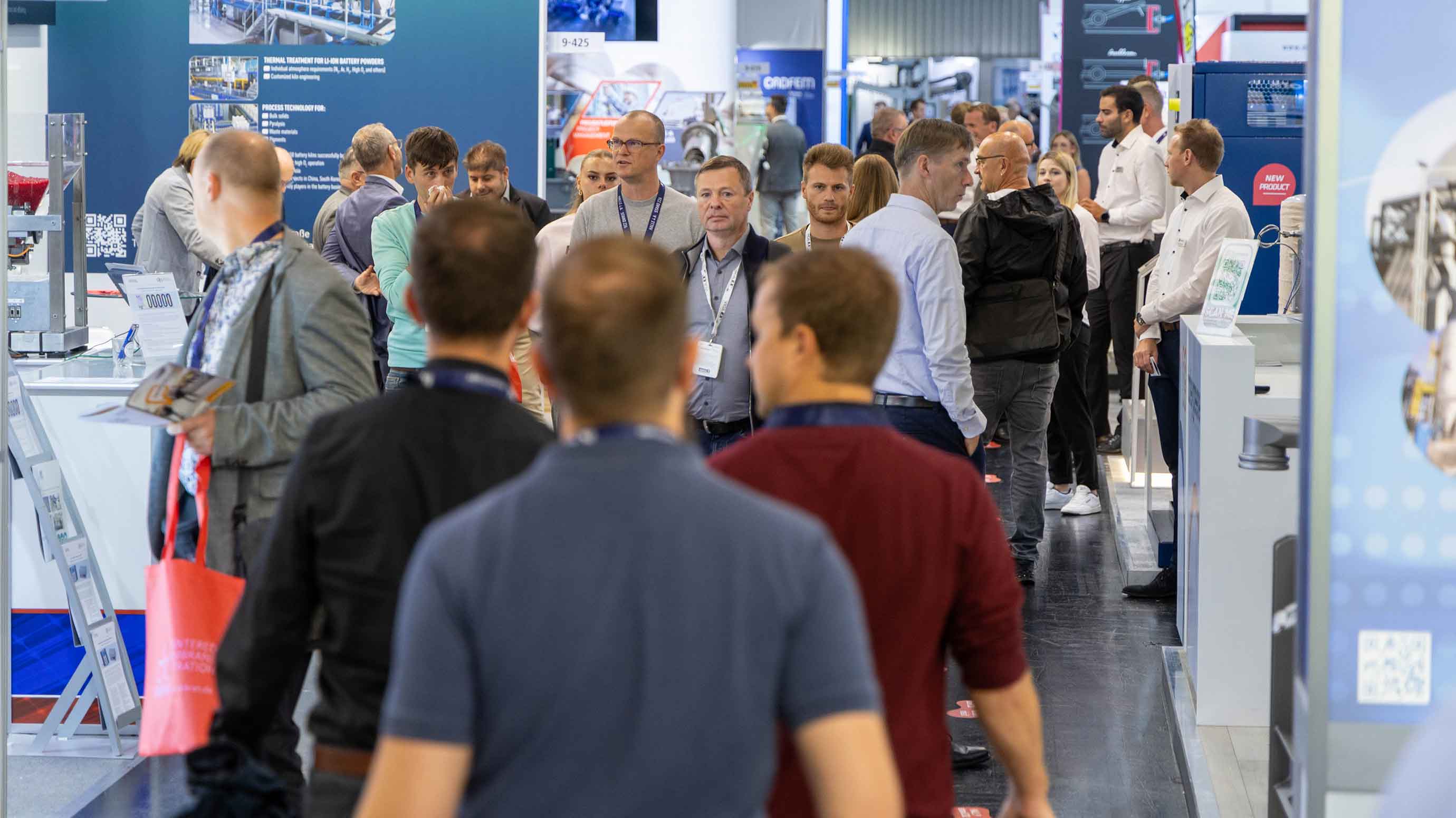 Besucher auf einer Fachmesse in Nürnberg, verschiedene Stände und Gespräche