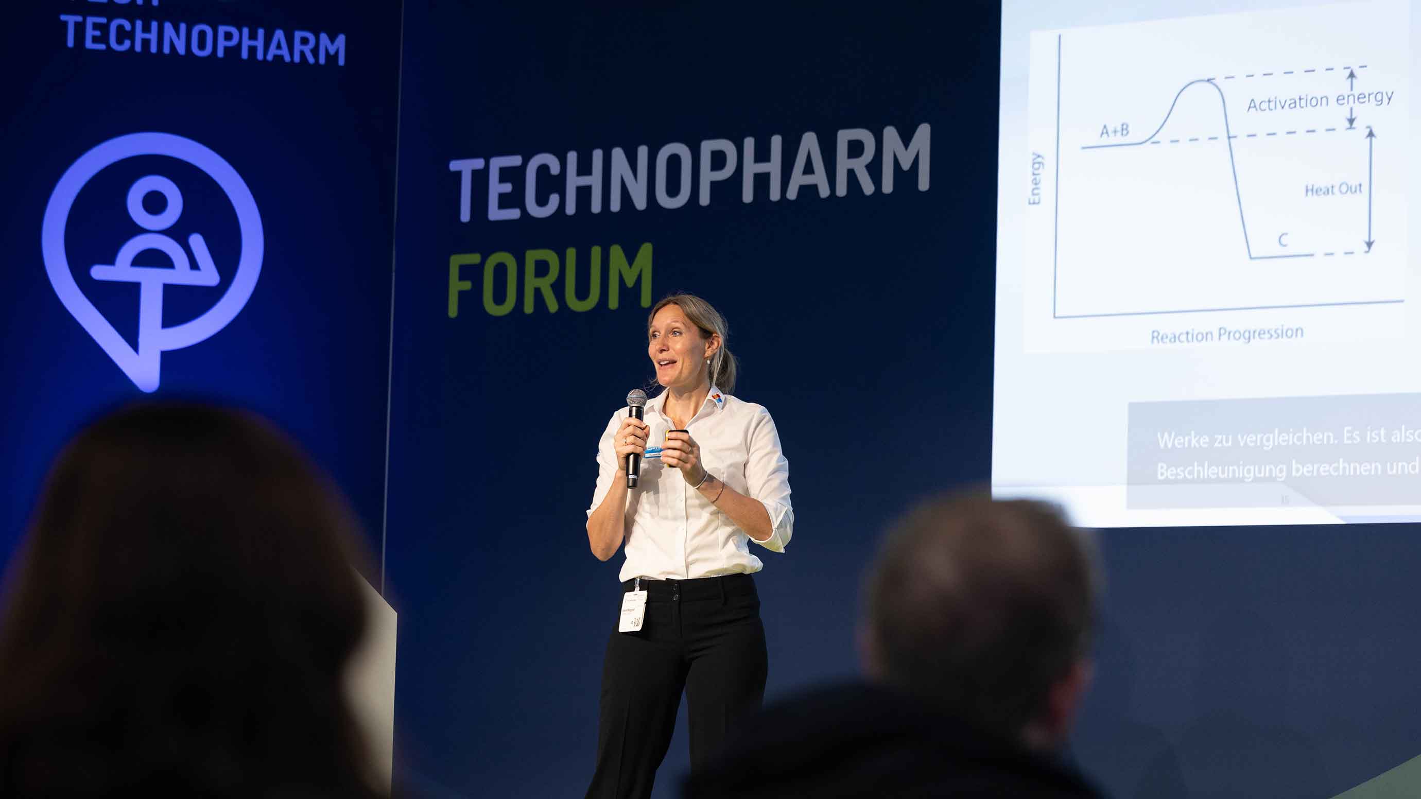 Vortragender auf dem Technopharm Forum mit Diagramm zu Aktivierungsenergie